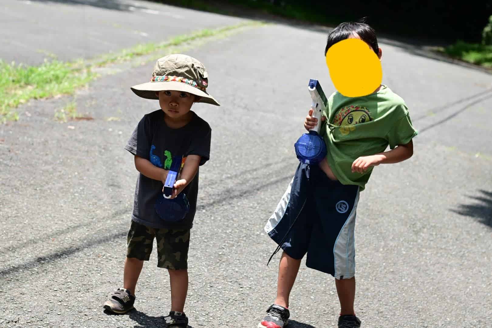 浮き輪と水鉄砲