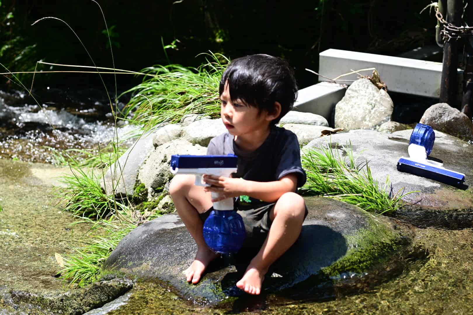 水鉄砲で遊ぶ