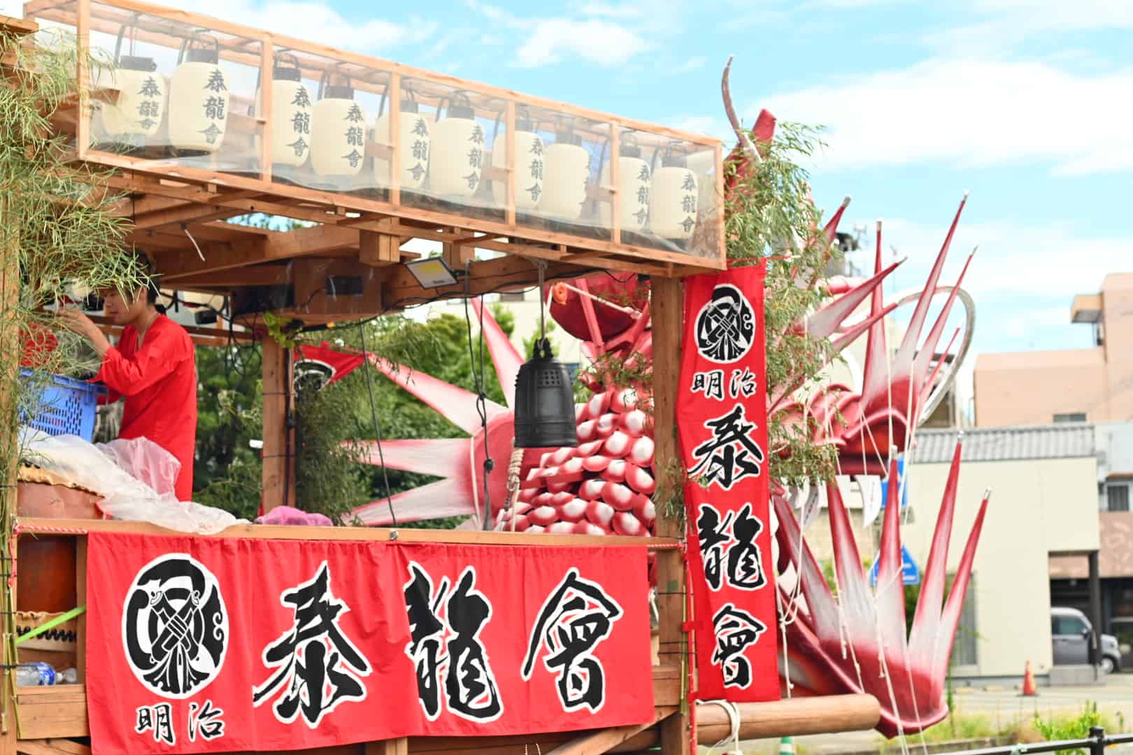 明治泰龍會 山車 全景