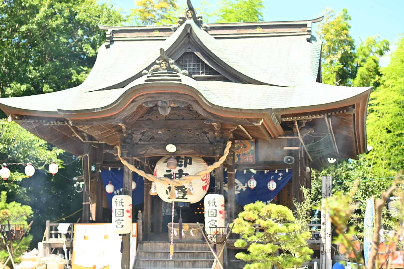 神社の大きな提灯