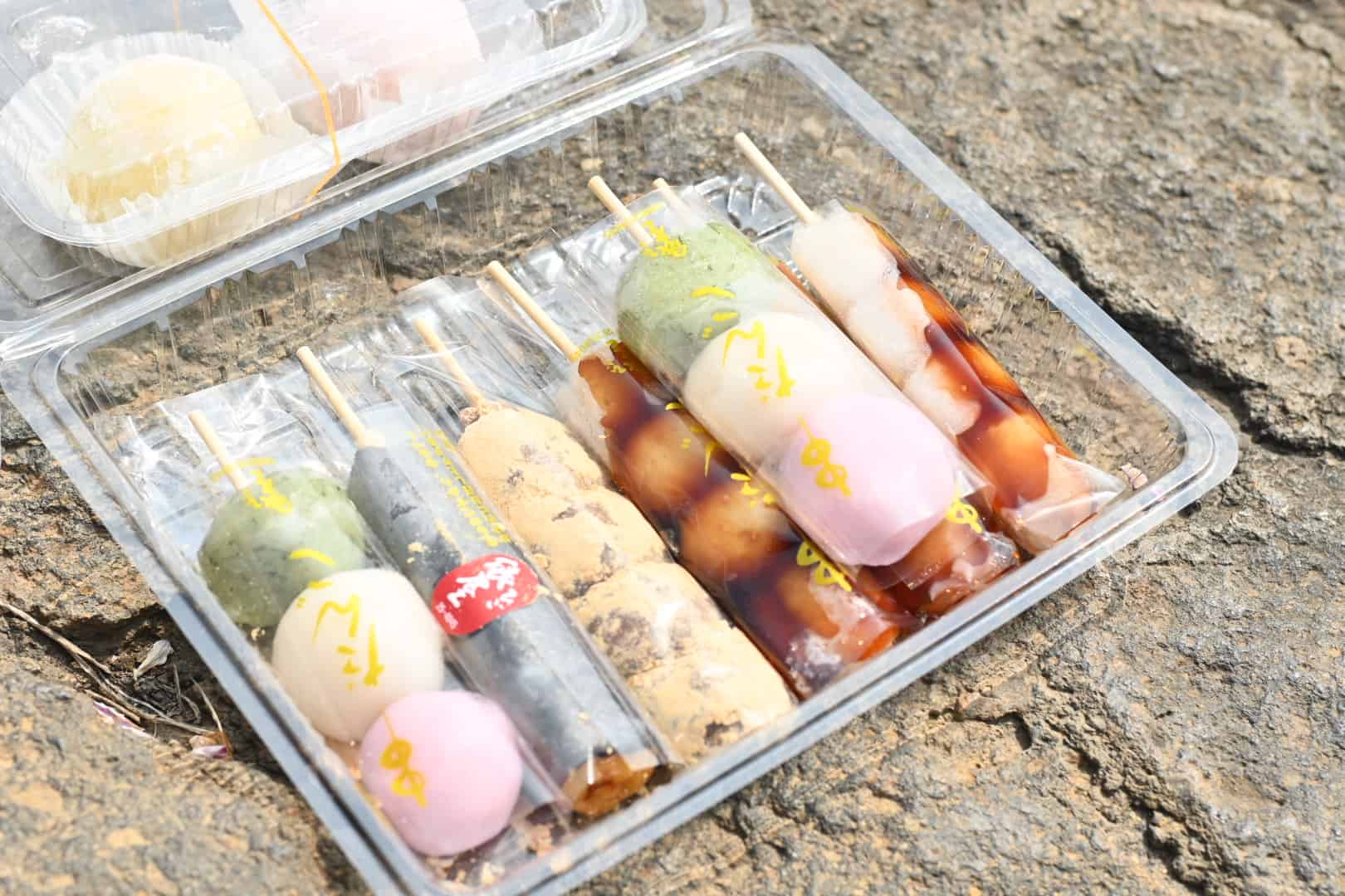 パックに入った色とりどりのお花見団子
