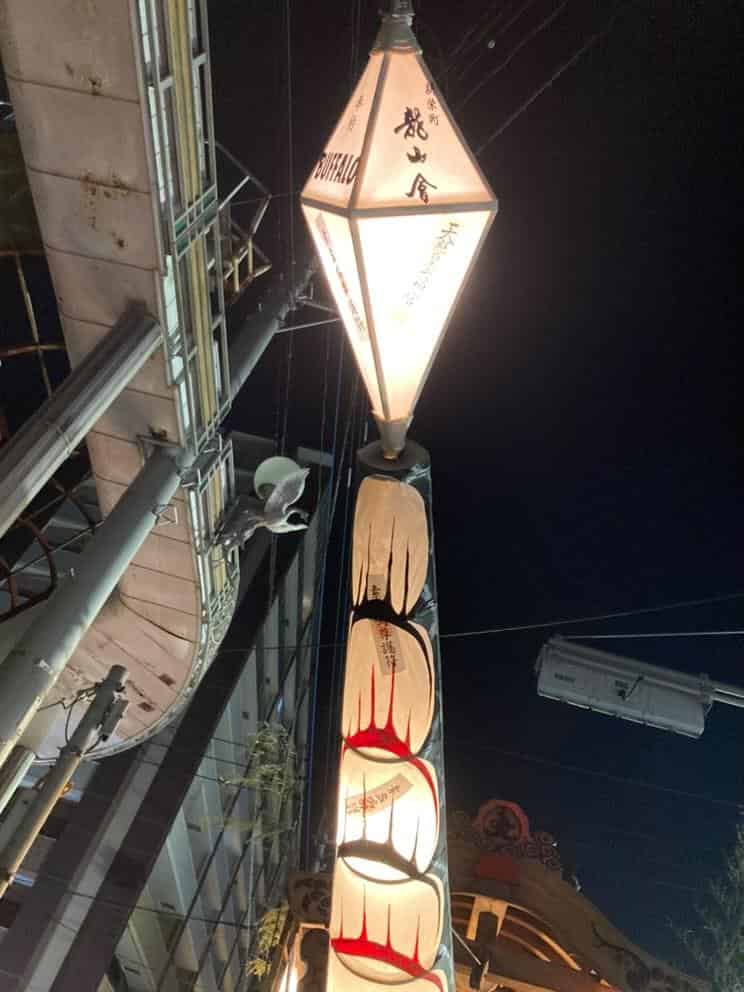 夜に光る龍山會のしっぽ