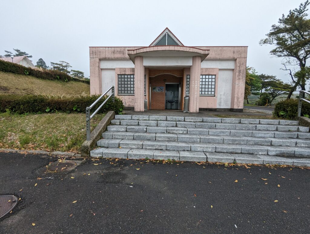 公園内のトイレ