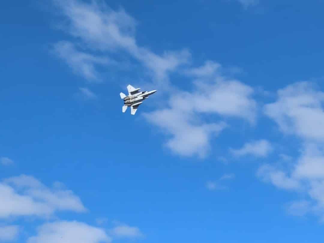 飛んでいる戦闘機の撮影