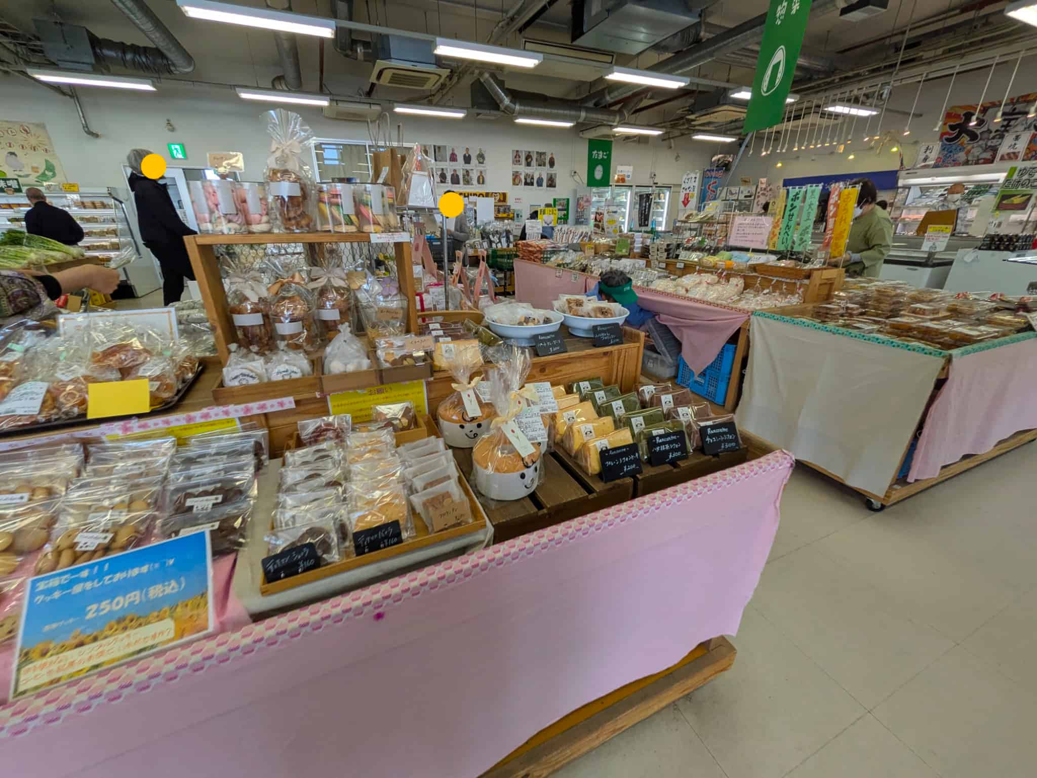 店内のお弁当やスイーツ