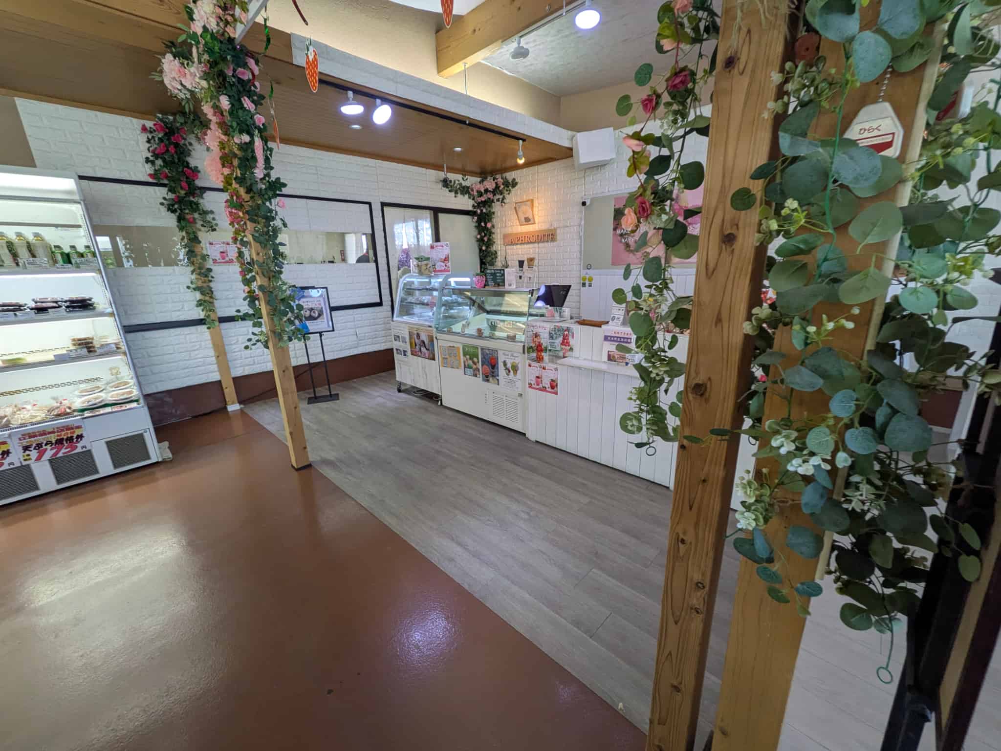 特売所の奥にあるジェラート店