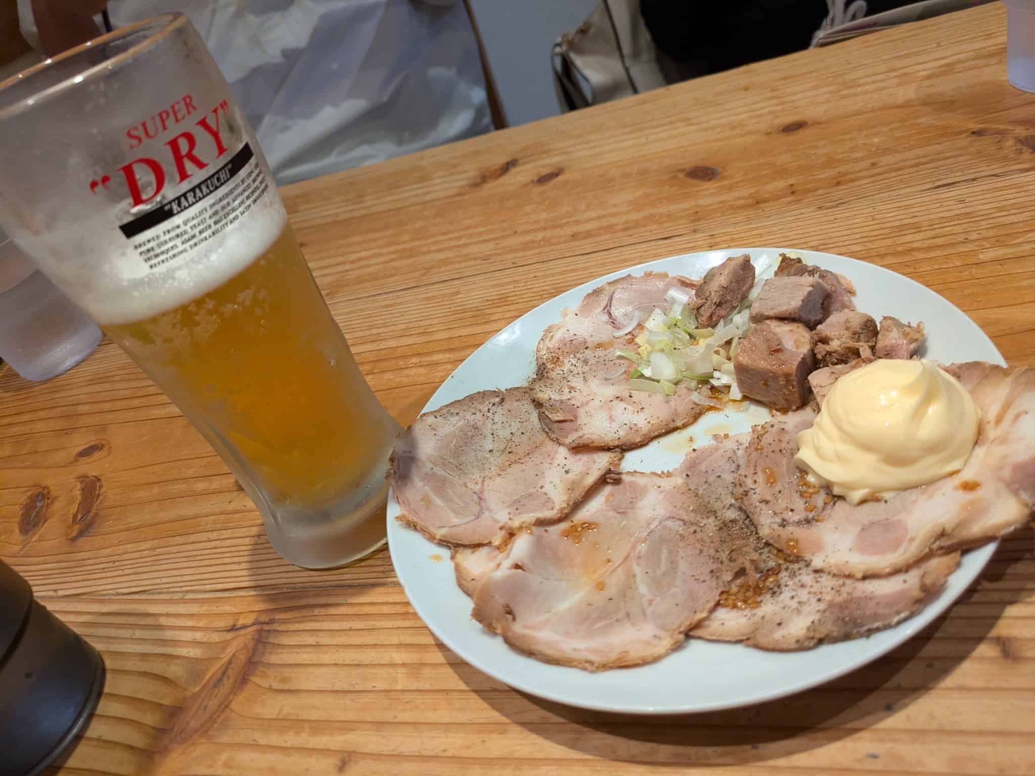 博多醤油ラーメン 月や チャーシュー盛り ビール 写真