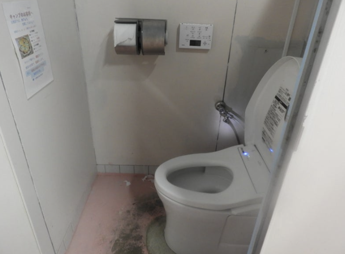 キャンプ場のトイレ中