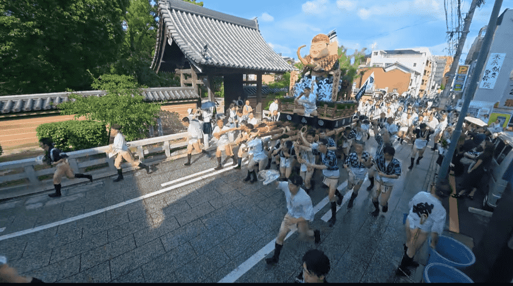 勅使門の前