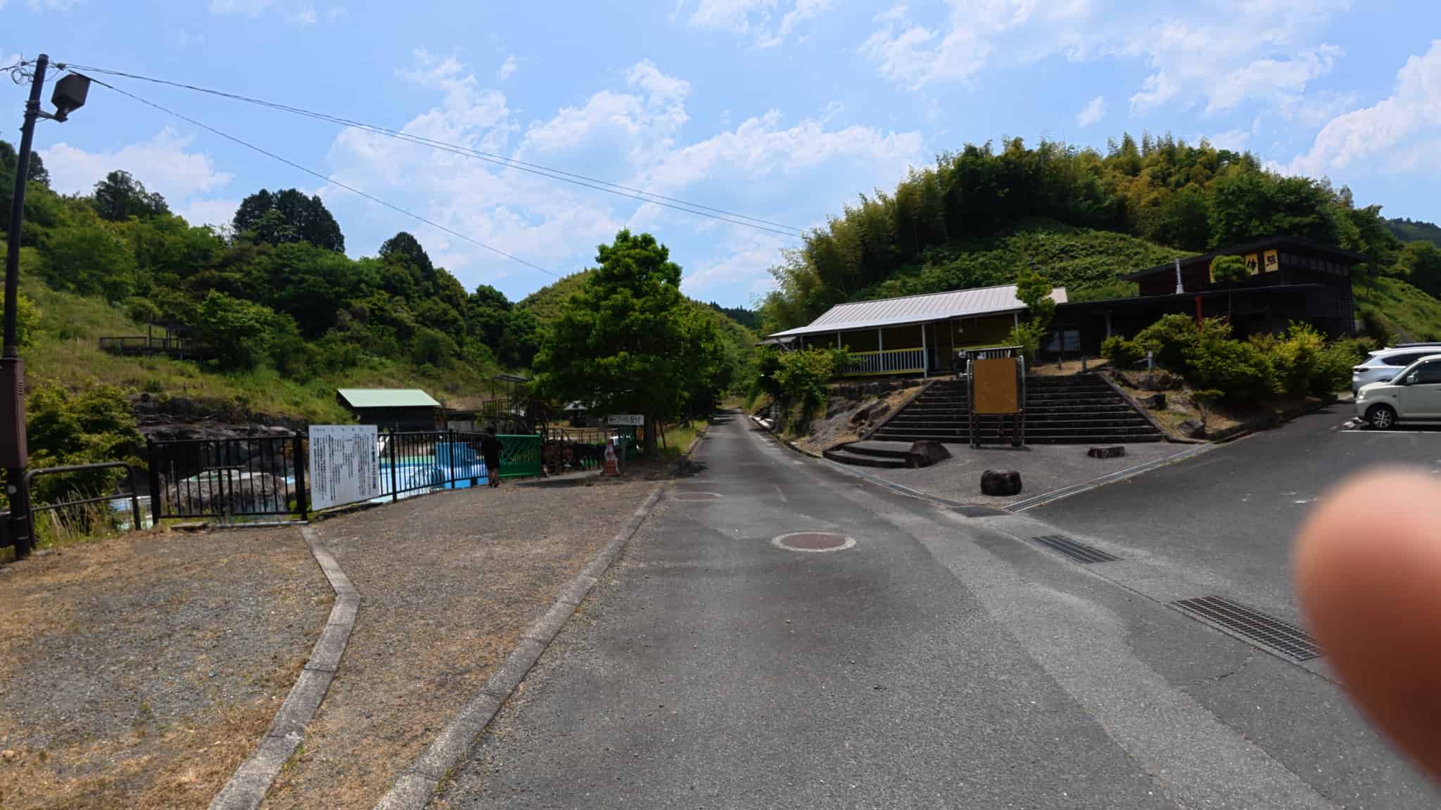 左がプール、右が木工館