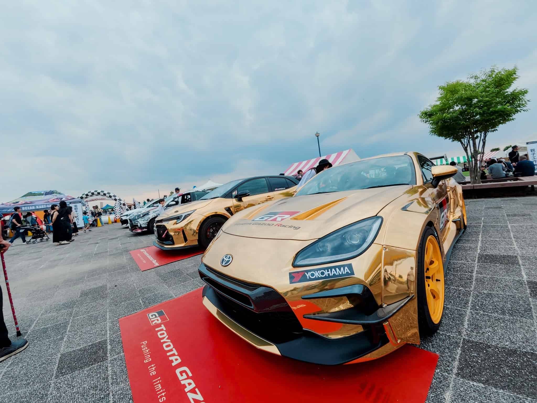 キンキラキンの車