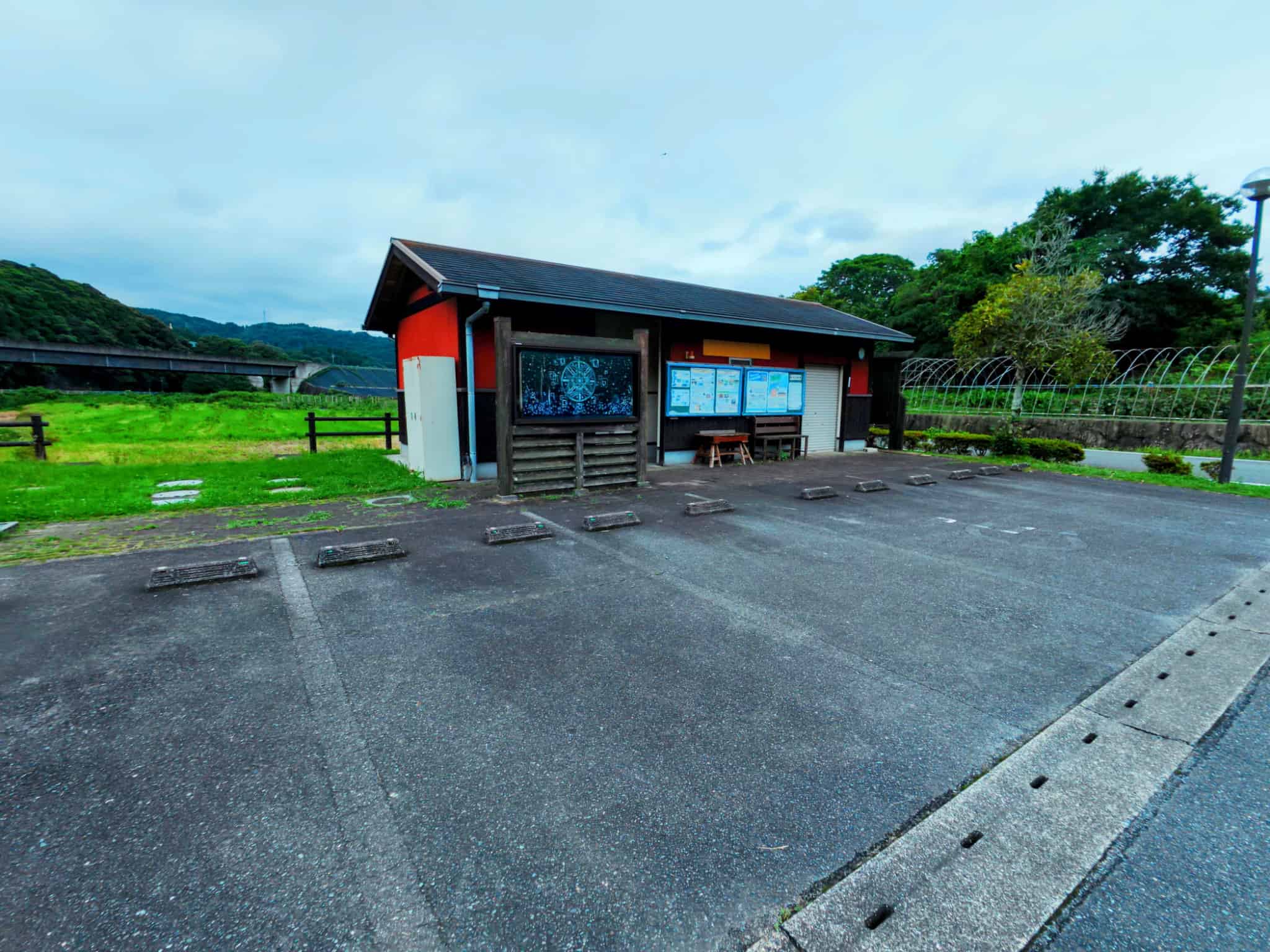 駐車場とトイレの外観