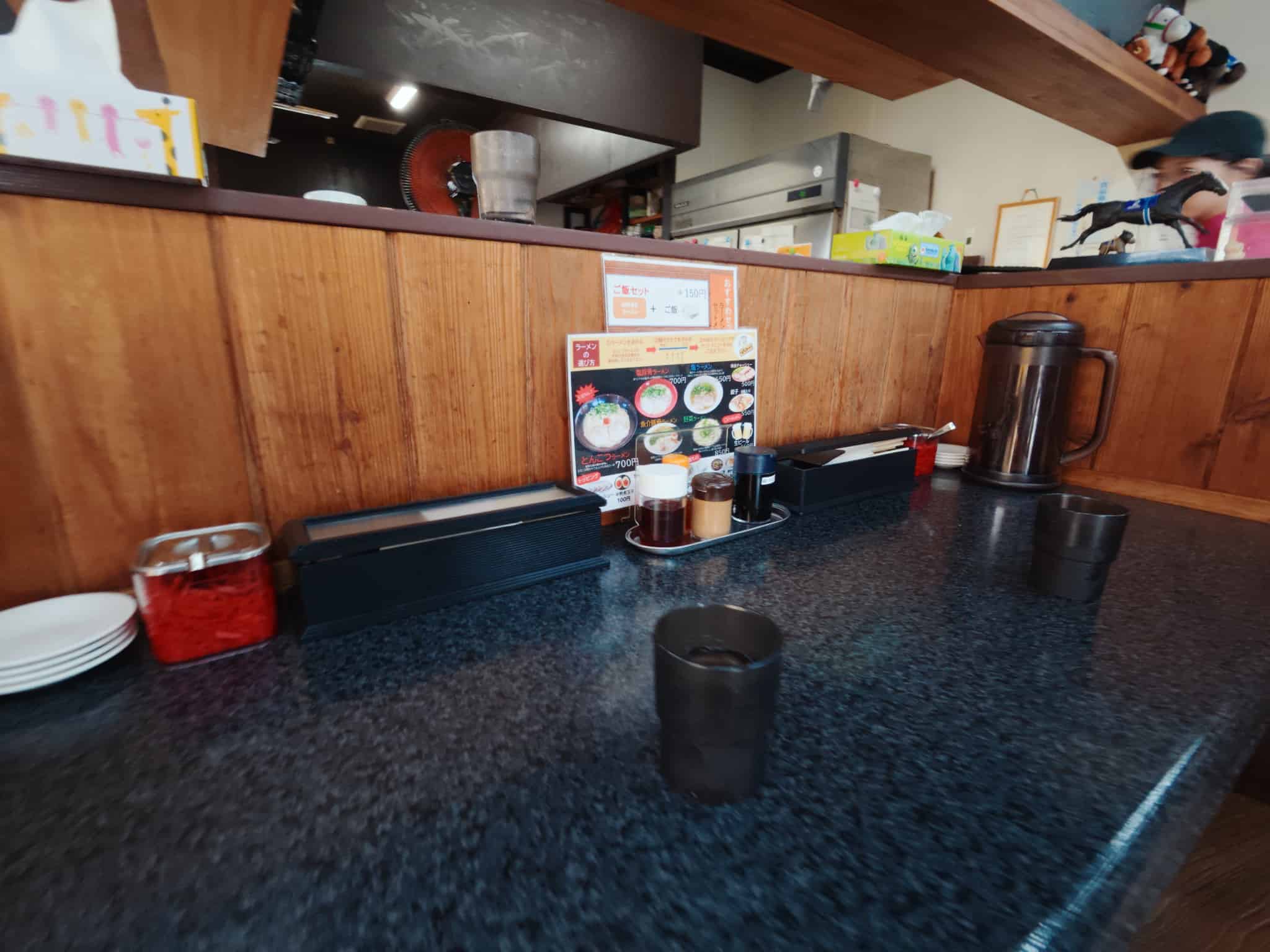 トモきんラーメン カウンター席の様子