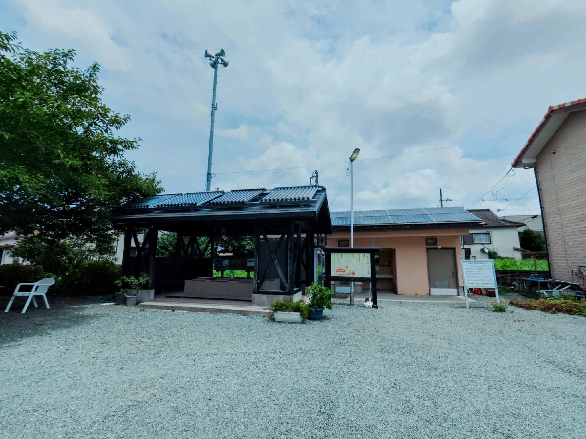 足湯とトイレの外観