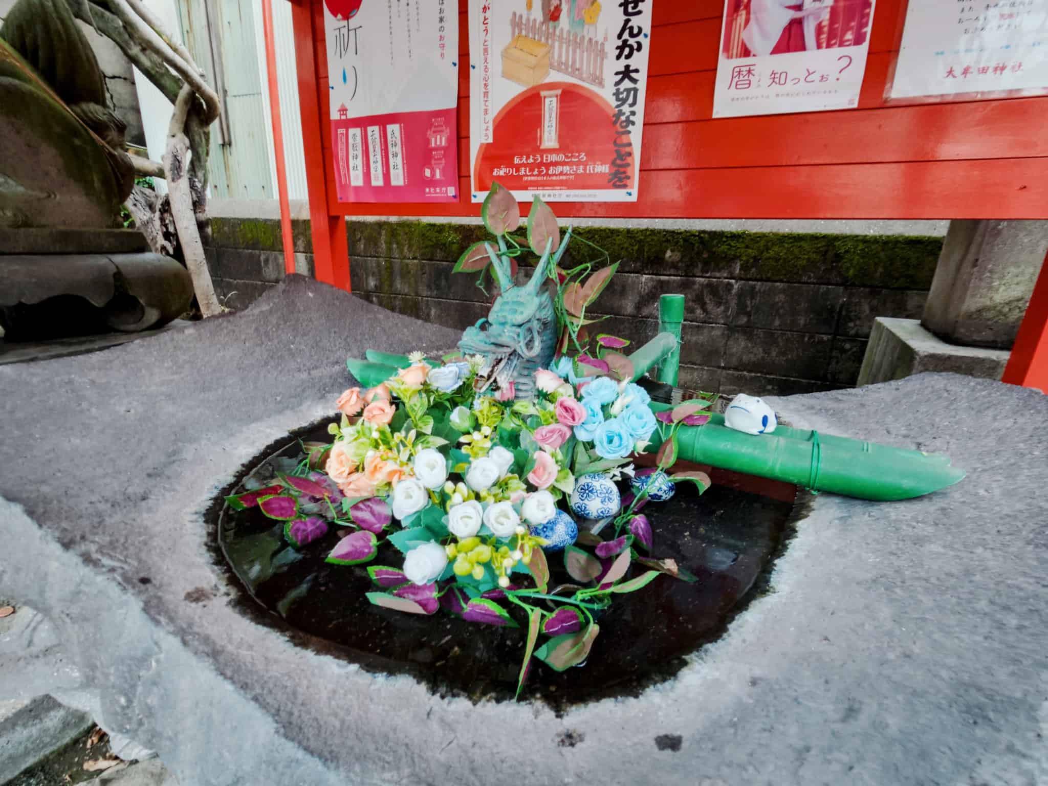 手水舎の小さい龍と花