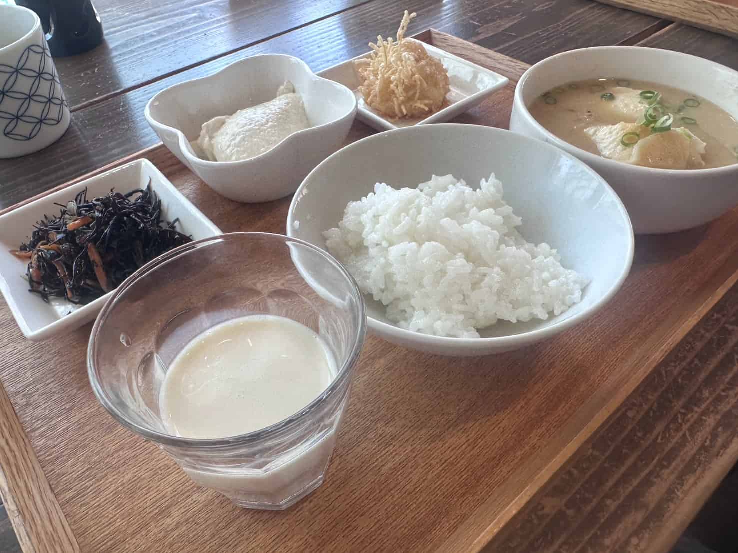 豆腐しゅうまいなどお豆腐尽くしのおかず。