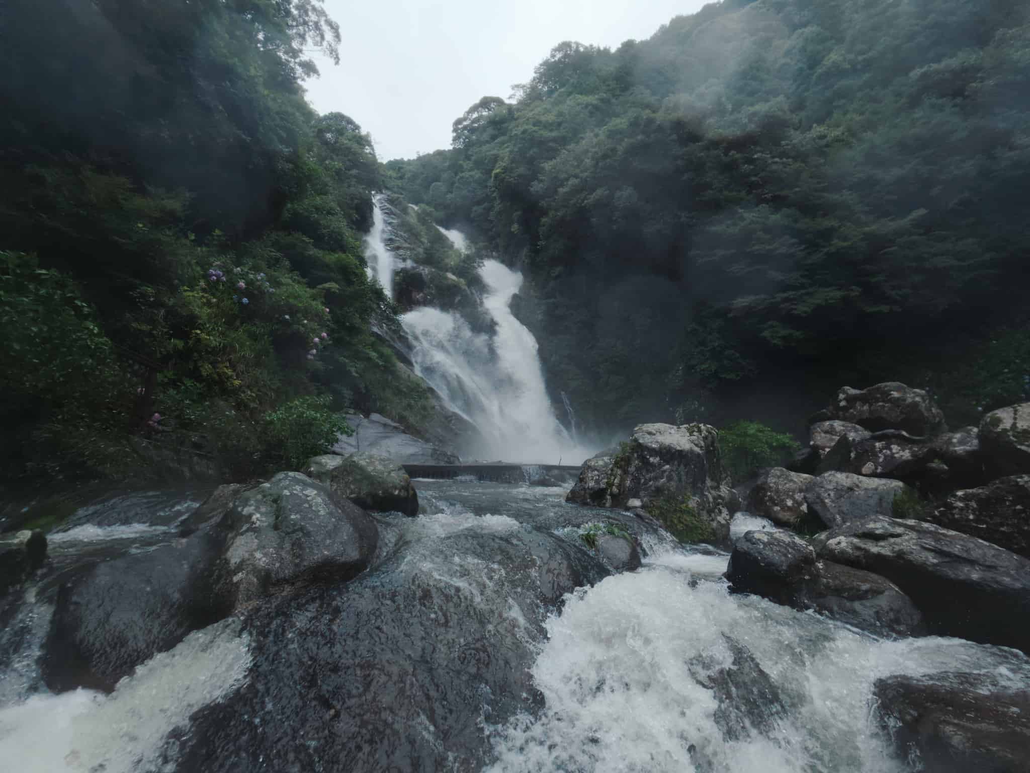 目の前の歩道からの見帰りの滝