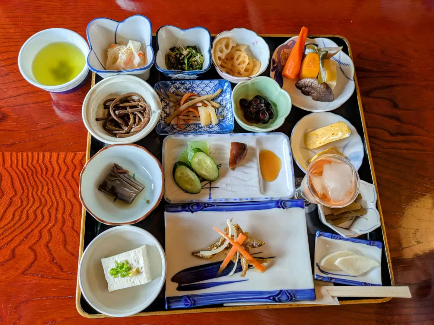 四季の里比良の田舎料理定食。色鮮やかな旬の小鉢が並ぶ最初のお膳